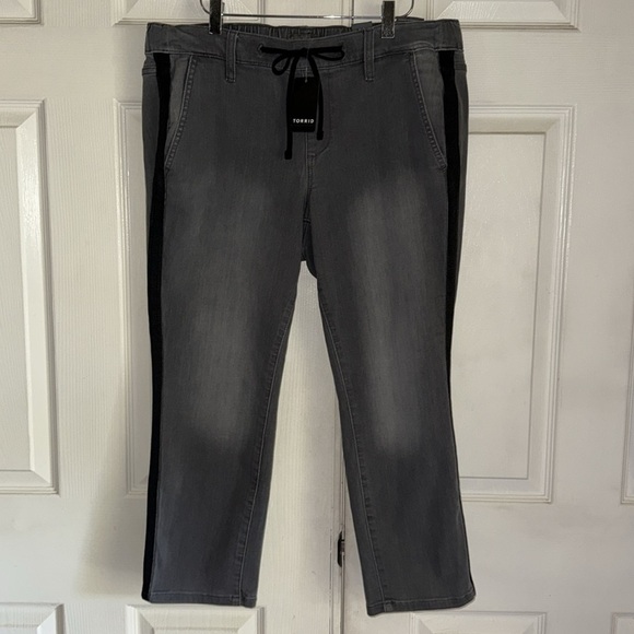 NWT Torrid Crop Pull-On Weekend Straight Super Soft Mid-Rise Jeans - Picture 4 of 9